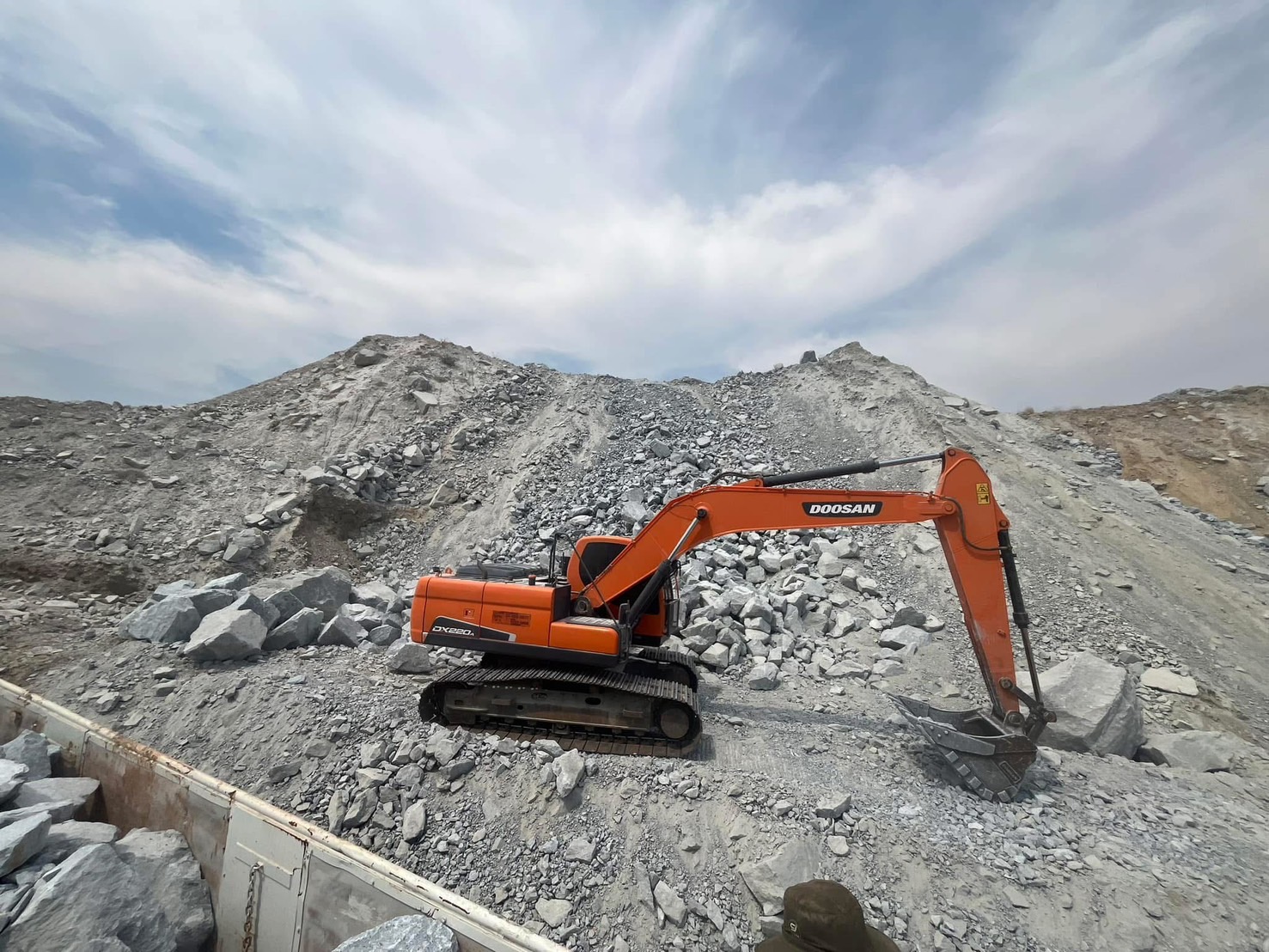 25 - https://ดินหินทรายปลวกแดง.com | บริการจำหน่าย หิน ดิน ทราย ทุกชนิด และรับเหมาถมที่ ขุดสระ ทำกำแพงกันดิน รั้วครบวงจร พร้อมบริการให้เช่ารถแม็คโครเล็กในพื้นที่ปลวกแดง ระยอง ศรีราชา และใกล้เคียง