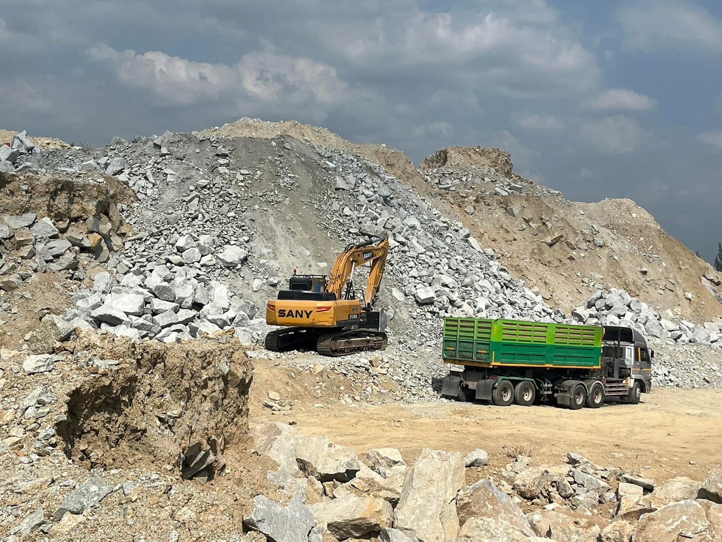 27 - https://ดินหินทรายปลวกแดง.com | บริการจำหน่าย หิน ดิน ทราย ทุกชนิด และรับเหมาถมที่ ขุดสระ ทำกำแพงกันดิน รั้วครบวงจร พร้อมบริการให้เช่ารถแม็คโครเล็กในพื้นที่ปลวกแดง ระยอง ศรีราชา และใกล้เคียง