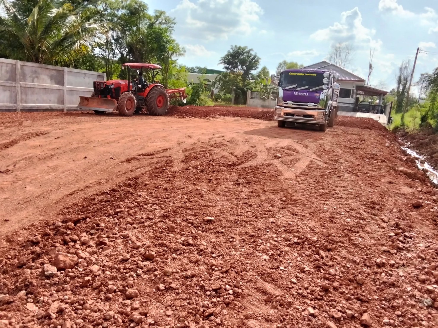 37 - https://ดินหินทรายปลวกแดง.com | บริการจำหน่าย หิน ดิน ทราย ทุกชนิด และรับเหมาถมที่ ขุดสระ ทำกำแพงกันดิน รั้วครบวงจร พร้อมบริการให้เช่ารถแม็คโครเล็กในพื้นที่ปลวกแดง ระยอง ศรีราชา และใกล้เคียง