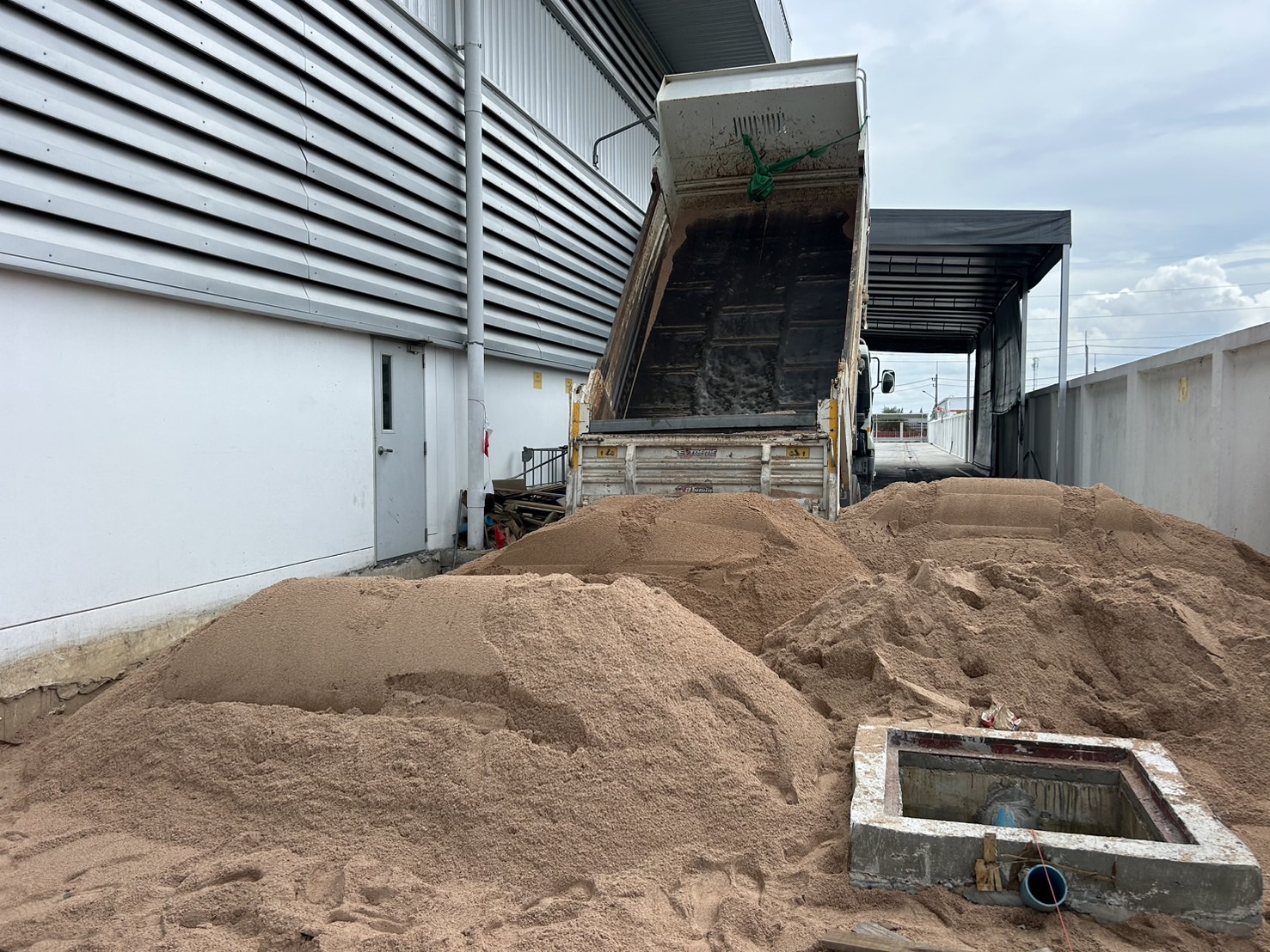 55 - https://ดินหินทรายปลวกแดง.com | บริการจำหน่าย หิน ดิน ทราย ทุกชนิด และรับเหมาถมที่ ขุดสระ ทำกำแพงกันดิน รั้วครบวงจร พร้อมบริการให้เช่ารถแม็คโครเล็กในพื้นที่ปลวกแดง ระยอง ศรีราชา และใกล้เคียง