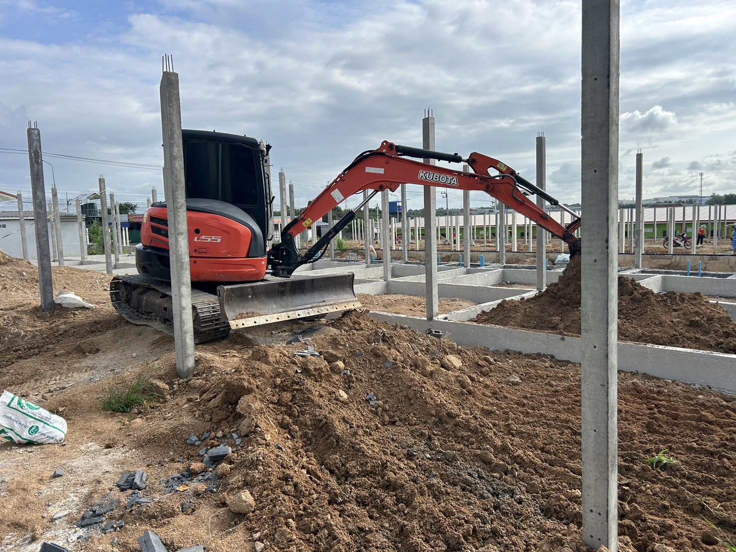 81 - https://ดินหินทรายปลวกแดง.com | บริการจำหน่าย หิน ดิน ทราย ทุกชนิด และรับเหมาถมที่ ขุดสระ ทำกำแพงกันดิน รั้วครบวงจร พร้อมบริการให้เช่ารถแม็คโครเล็กในพื้นที่ปลวกแดง ระยอง ศรีราชา และใกล้เคียง